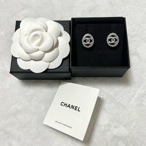 🌸🌺 Mother’s Day Sale 🌺🌸2022 Authentic Chanel Crystal CC Oval Earrings in SHW